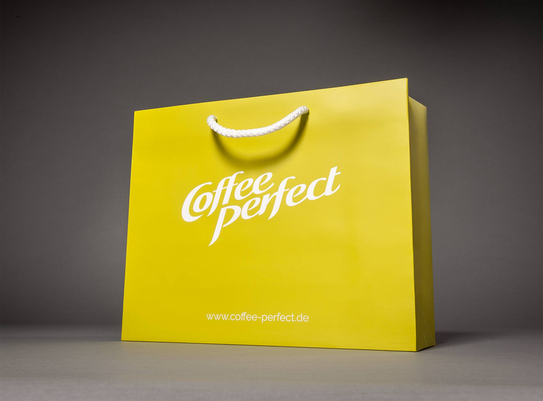 Bedruckte Papiertasche mit Kordel Motiv Coffee Perfect